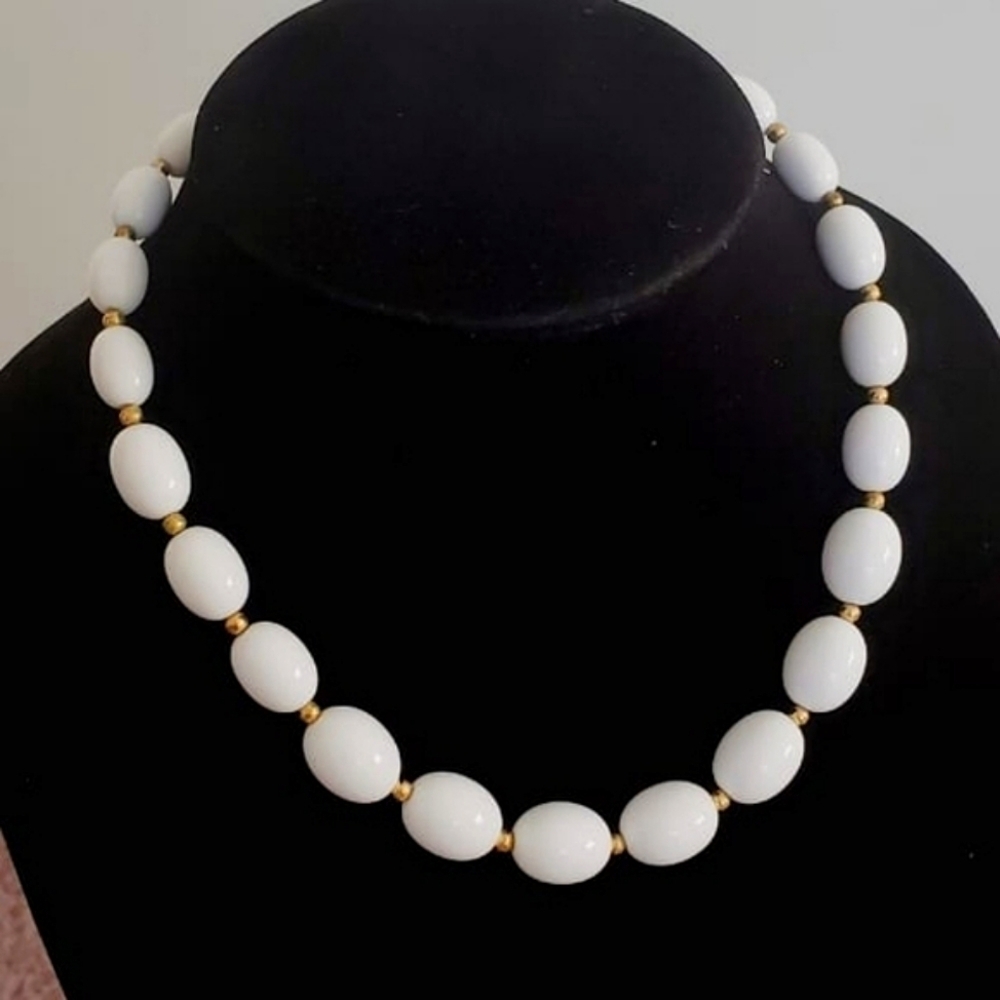 Vintage White Lucite Beaded Necklace.🌴